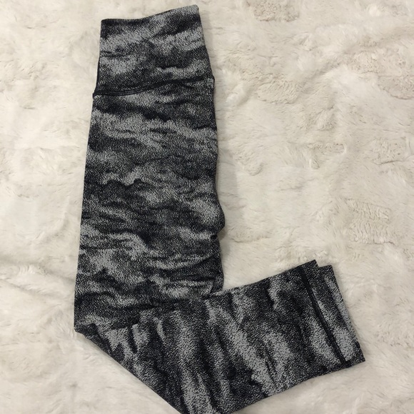 Lululemon cropped wunder unders - Picture 2 of 3